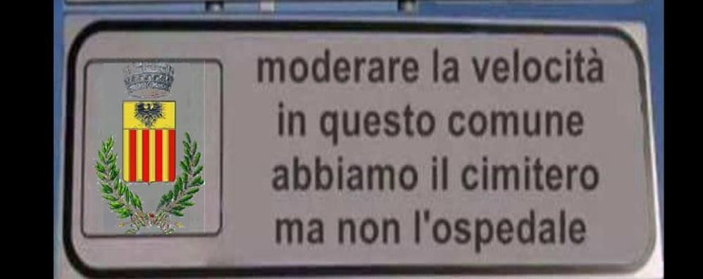 Tutta Lironia Di Un Cartello Contro I Morti Sulle Strade La