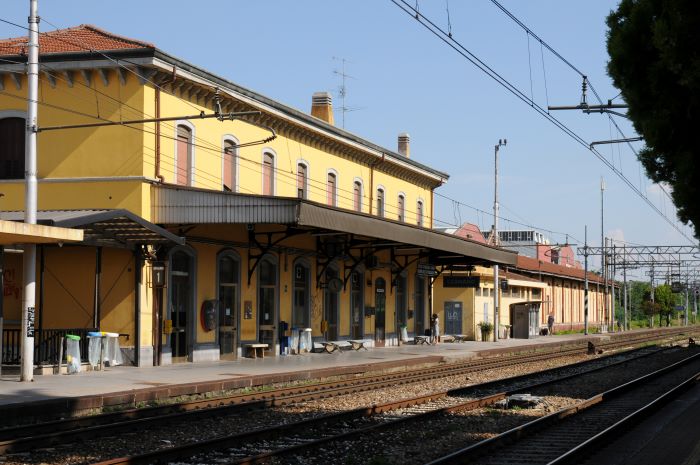 Si Sdraia Sui Binari E Viene Travolto Dal Treno Muore Un Uomo Alla