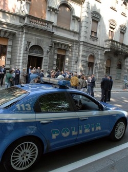 Rosso E Lampeggiante Blu Del Volante Della Polizia Al Controllo