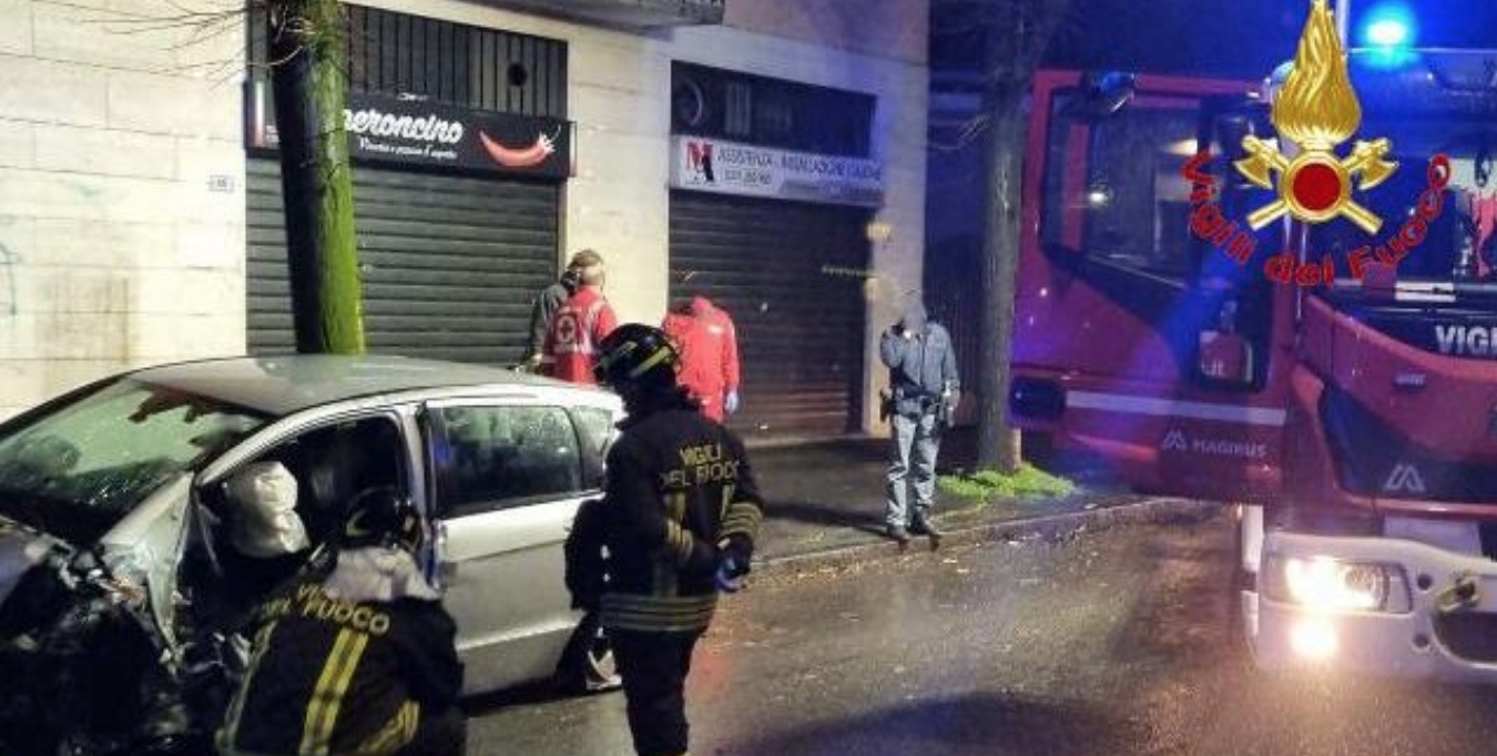 Tragedia Nella Notte: Muore Schiantandosi Contro Un Albero - La ...