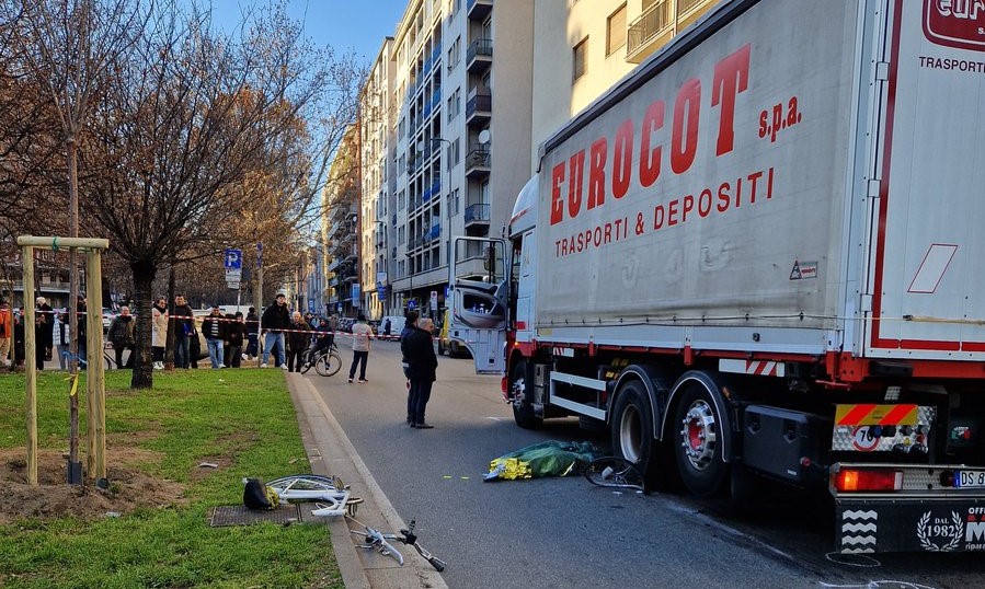 Un Altra Tragedia Oggi A Milano Donna In Bicicletta Investita E Uccisa In Piazzale Loreto La